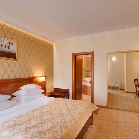 Hotel Opera Plaza Cluj Napoca Bagian luar foto