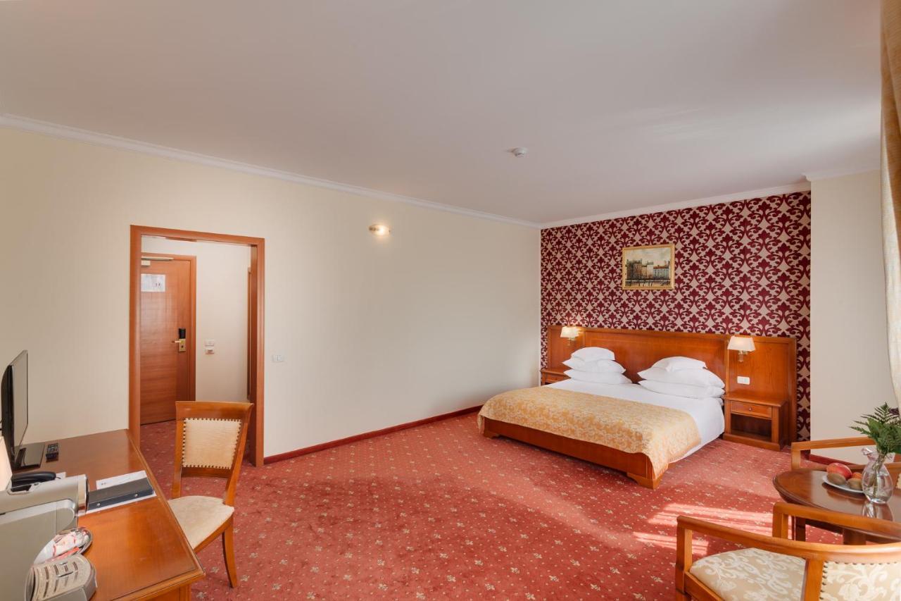 Hotel Opera Plaza Cluj Napoca Bagian luar foto