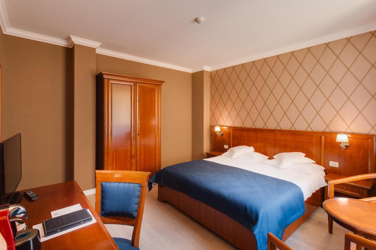 Hotel Opera Plaza Cluj Napoca Bagian luar foto