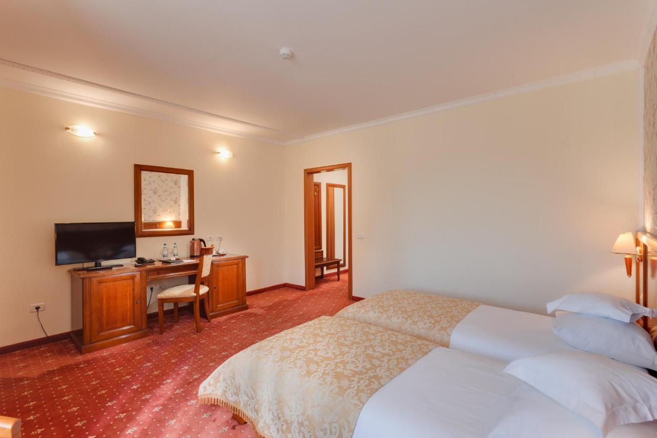 Hotel Opera Plaza Cluj Napoca Bagian luar foto