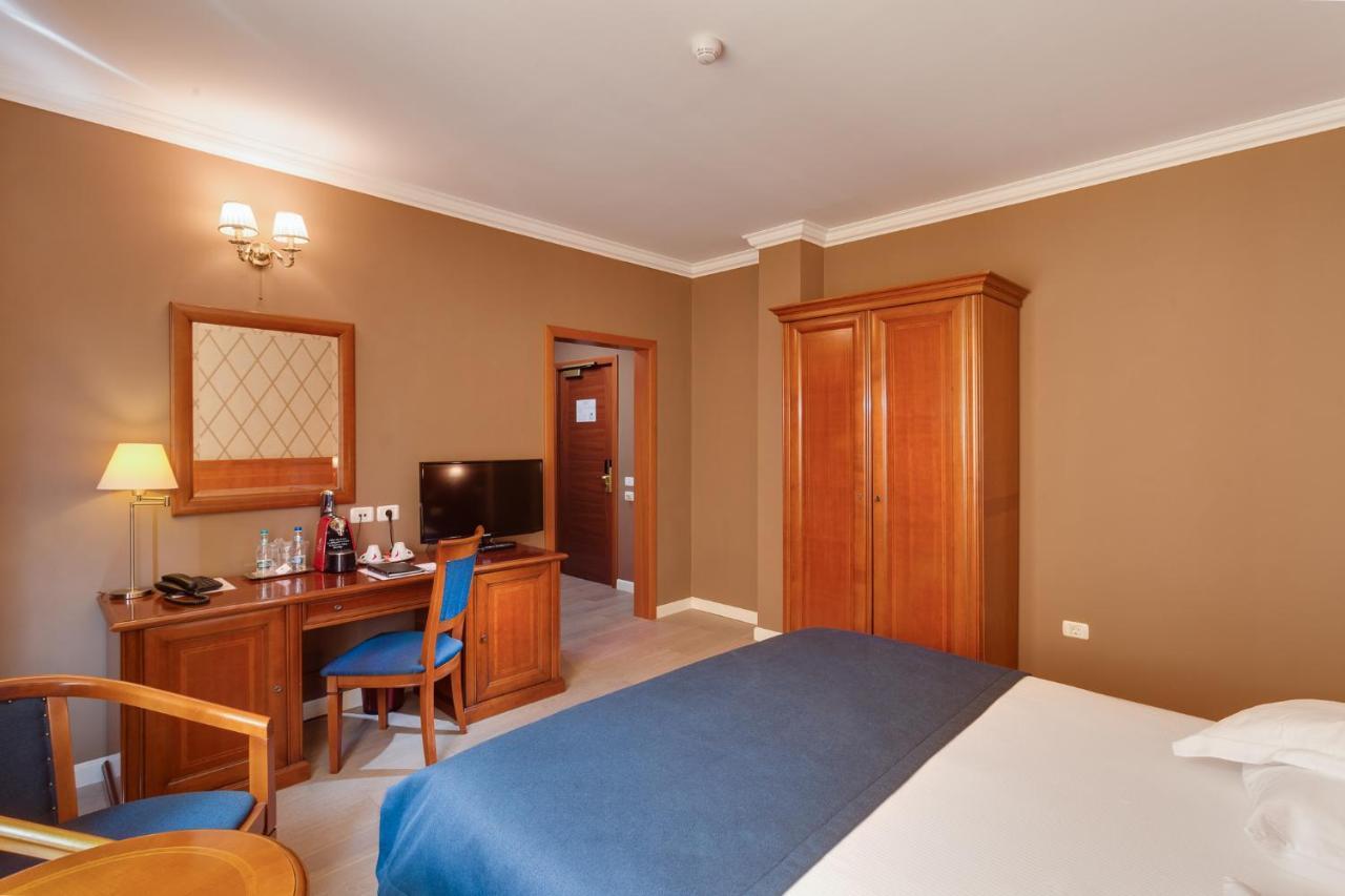 Hotel Opera Plaza Cluj Napoca Bagian luar foto