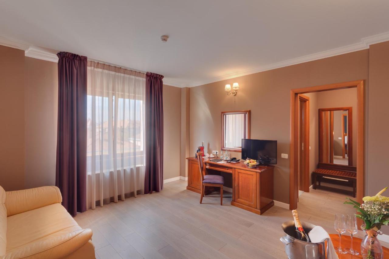 Hotel Opera Plaza Cluj Napoca Bagian luar foto