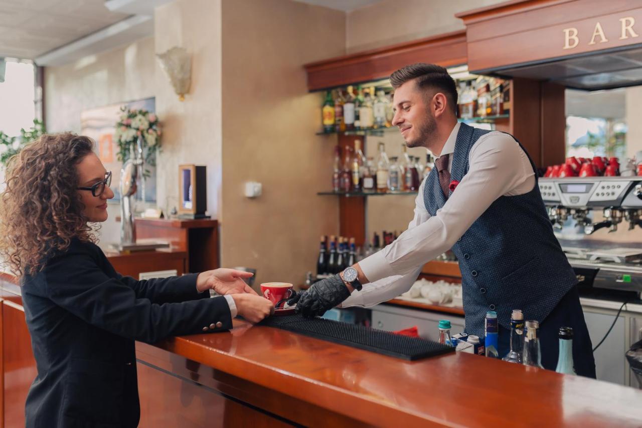 Hotel Opera Plaza Cluj Napoca Bagian luar foto
