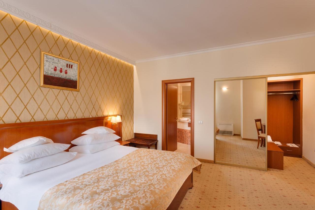Hotel Opera Plaza Cluj Napoca Bagian luar foto